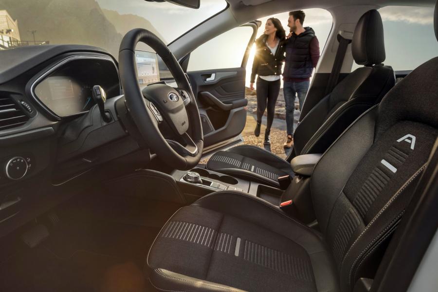 Интерьер Ford Focus Active 2018 года  (WW) (фото 23 из 43)